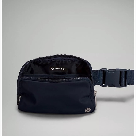 LAST ONE- Lululemon Everywhere Belt Bag in True Navy colour. NWT - Picture 5 of 5